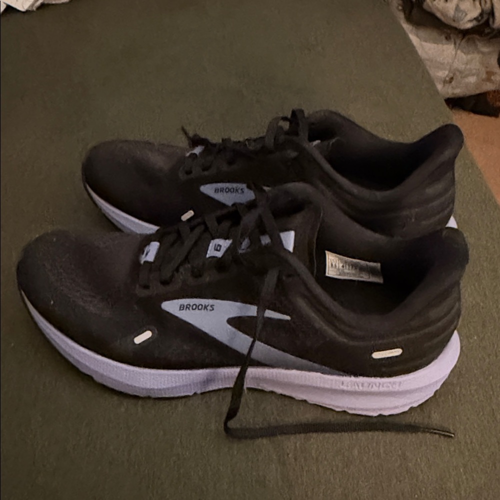 📌Nearly new Brooks Black and light purple  Athletic Sneakers